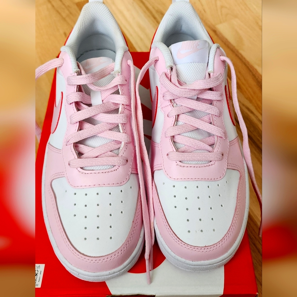NIKE Court Borough New In Box size 7 in Boys (((fits more like an 8)))